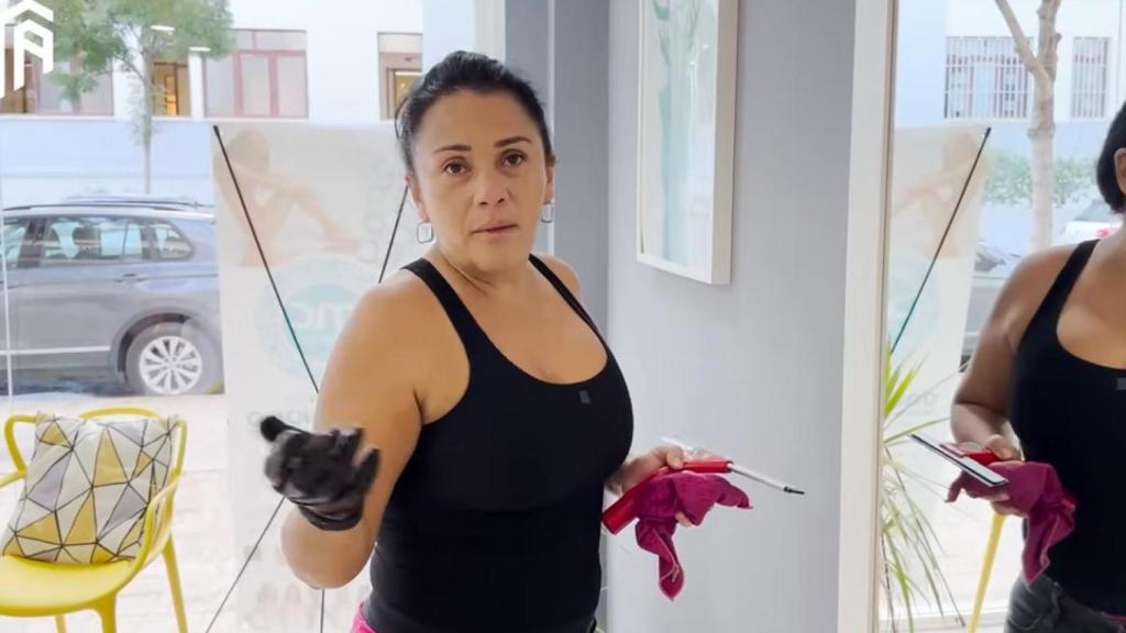 Mónica, limpiadora, en el canal de YouTube de Elandrevlog.