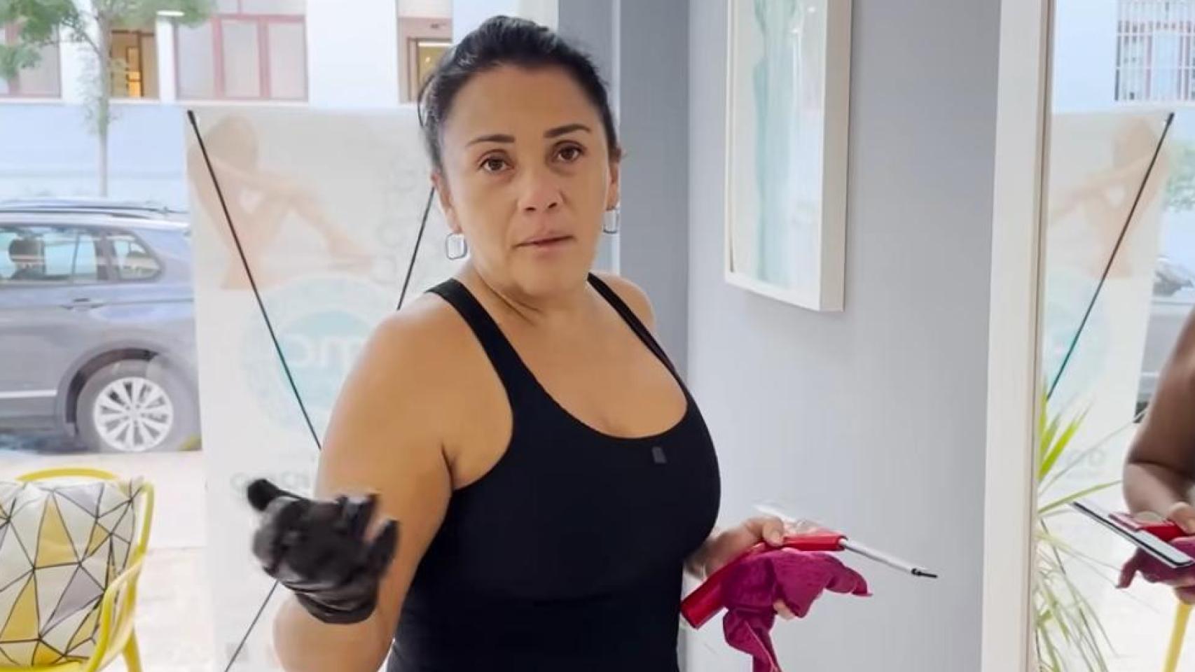 Mónica, limpiadora, en el canal de YouTube de Elandrevlog.