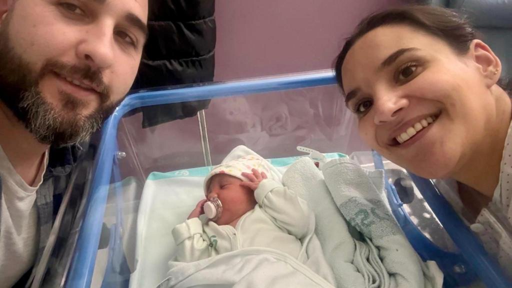 Julio y Sara junto a la pequeña Paula.