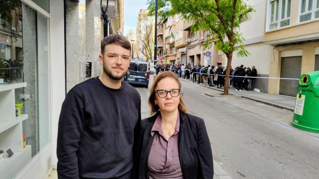 José Pablo y María José, comerciantes de la misma calle.