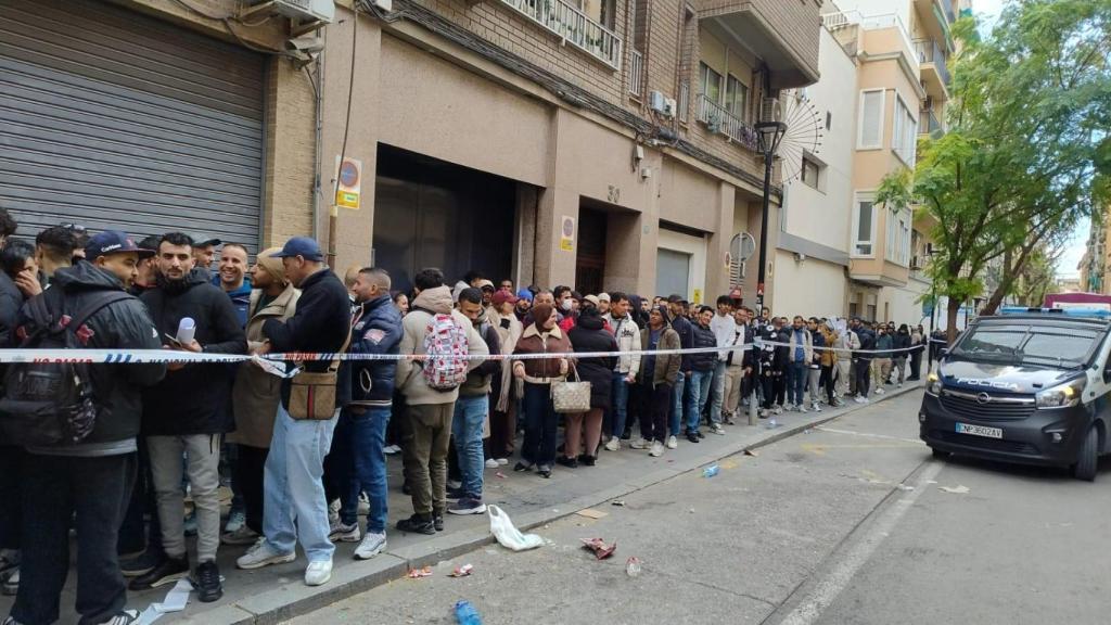 Los argelinos que han podido acceder a las inmediaciones del consulado.