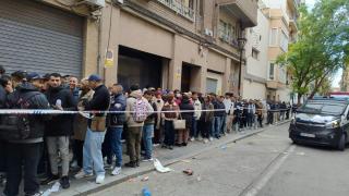 Los argelinos que han podido acceder a las inmediaciones del consulado.