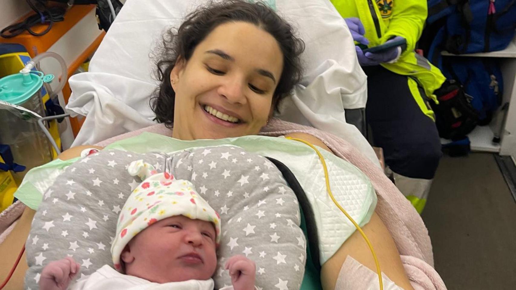Sara junto a su hija en la UVI móvil que les trasladó al Hospital Universitario de Toledo.