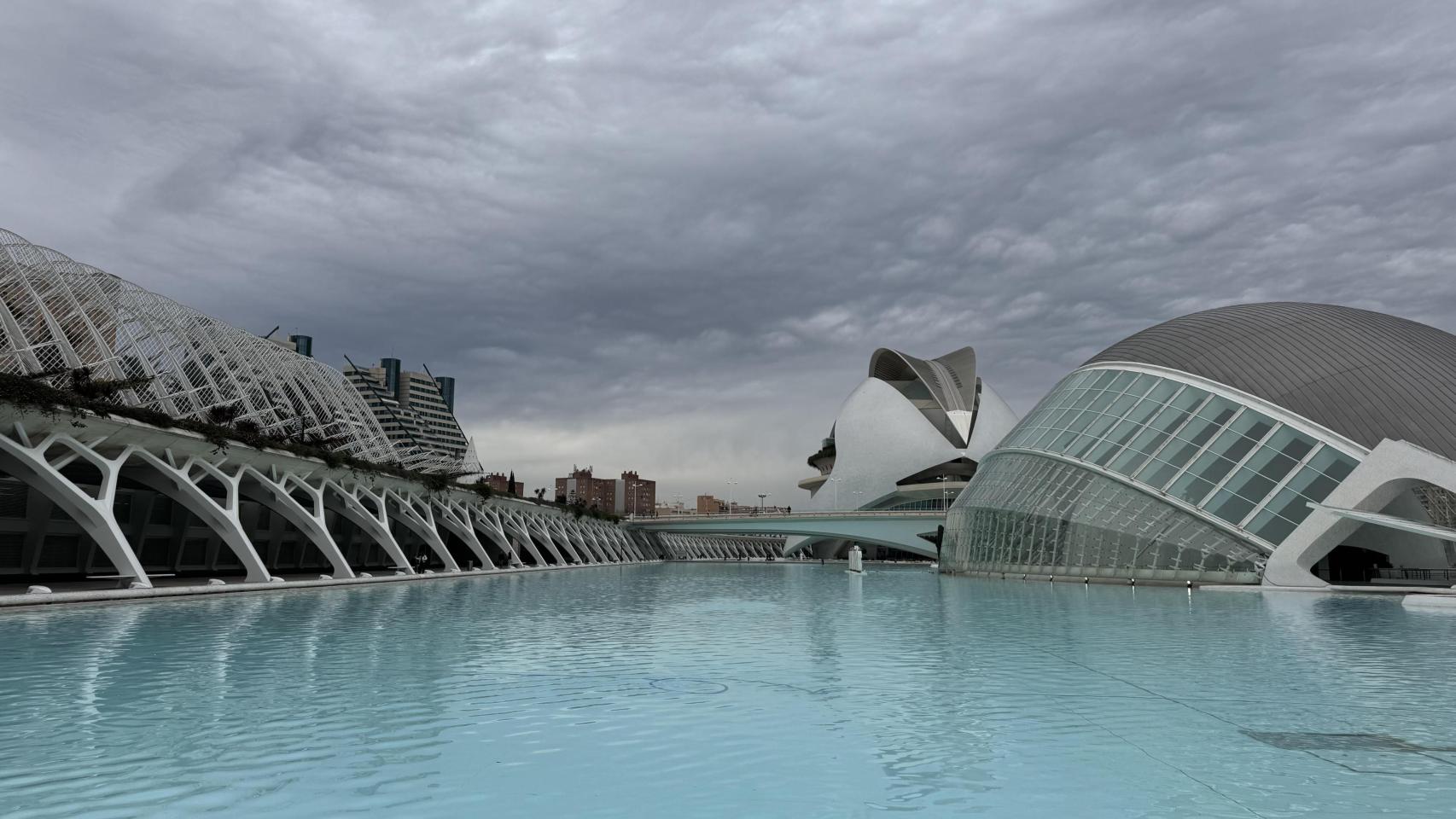 Día nublado en la Ciudad de las Artes y las Ciencias, Valencia. EE
