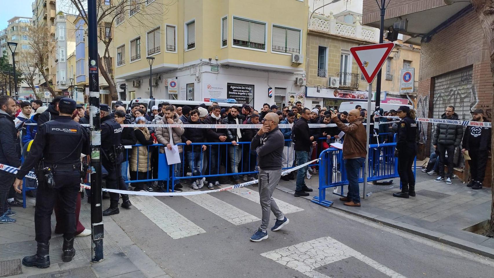La Policía Nacional ha tenido que intervenir en la calle del Consulado de Argelia de Alicante ante la masiva llegada de personas a por papeles.