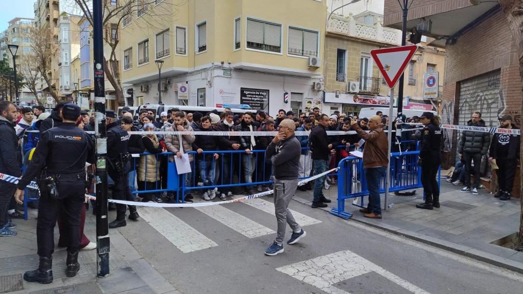 La Policía Nacional ha tenido que intervenir en la calle del Consulado de Argelia de Alicante ante la masiva llegada de personas a por papeles.