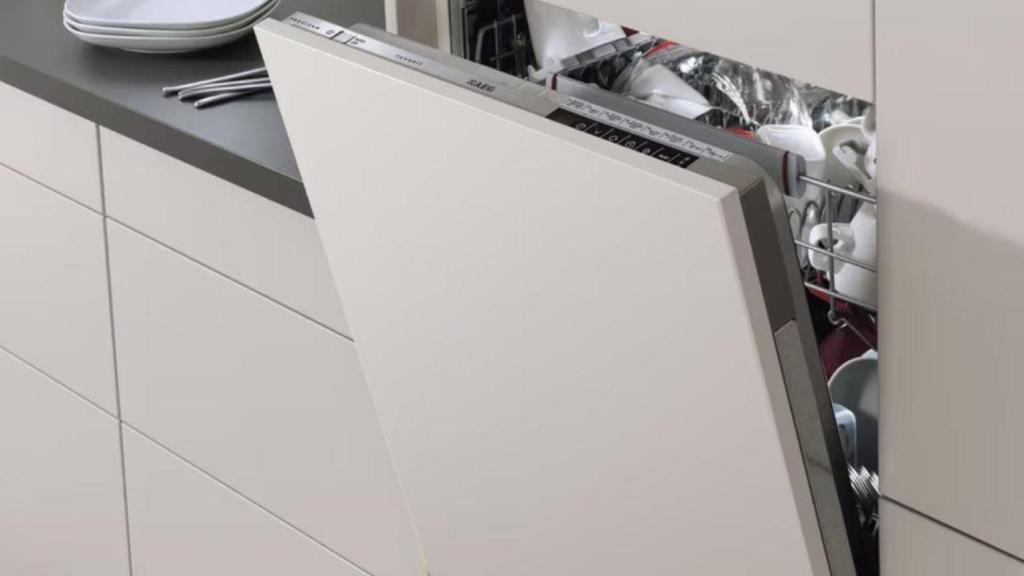 Pásate a una cocina moderna y eficiente: así es el lavavajillas AEG rebajado que reduce el consumo de agua y energía