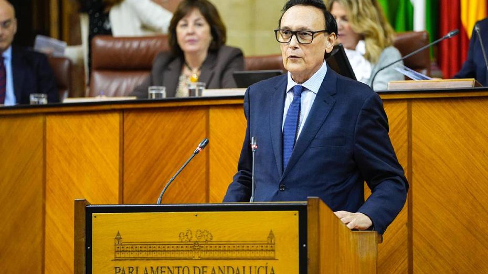 El consejero de Universidad, José José Carlos Gómez Villamandos, en un momento de su intervención en la sesión plenaria del Parlamento.
