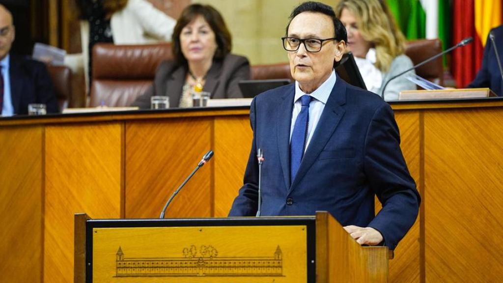 El consejero de Universidad, José José Carlos Gómez Villamandos, en un momento de su intervención en la sesión plenaria del Parlamento.
