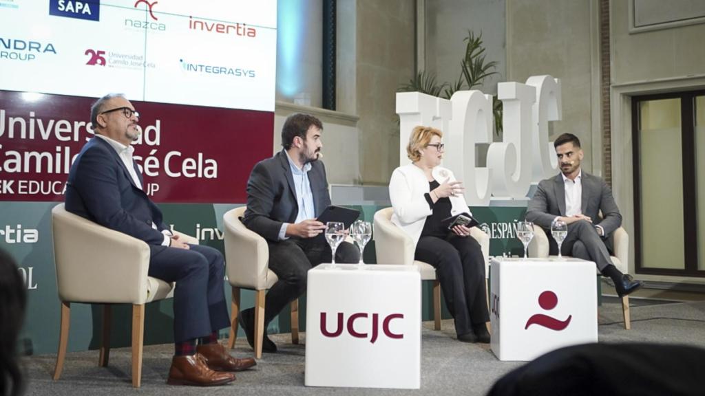 De izquierda a derecha: Andrés Escribano, director de Infraestructura Segura y Ciberseguridad en IndraMind (Indra Group); Chema Flores, periodista de EL ESPAÑOL; Eugenia Hernández, directora de la Unidad de Análisis de Inteligencia (UNINT) y CEO de PrimeDefence; y Alfredo Díez Fernández, COO de Cipherbit – Grupo Oesía.