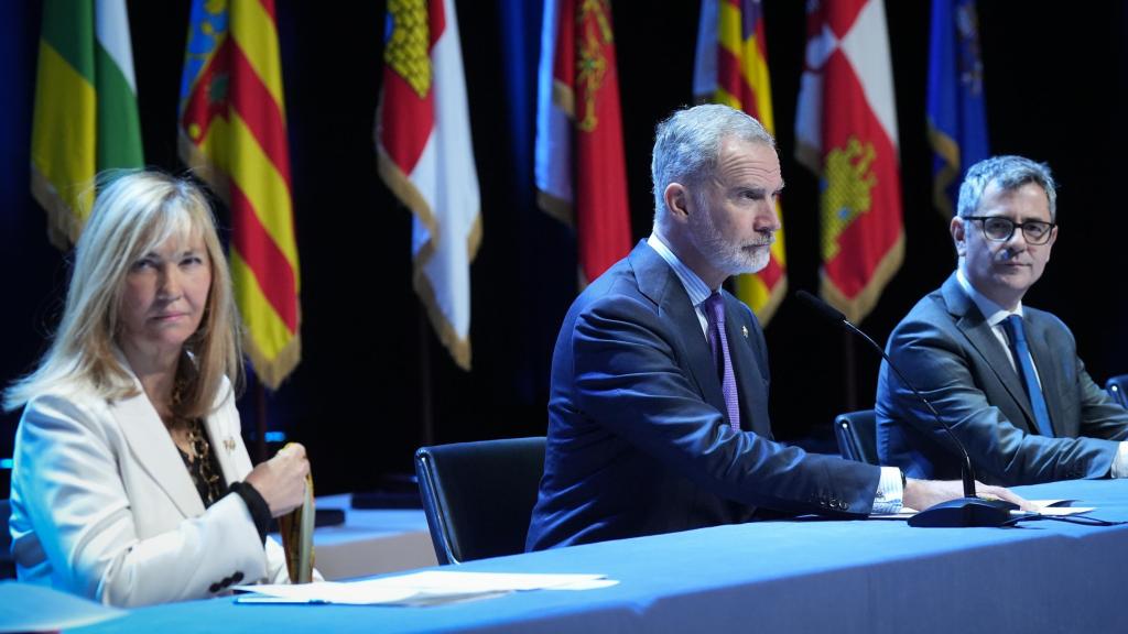 Isabel Perelló, Felipe VI y el ministro Félix Bolaños.