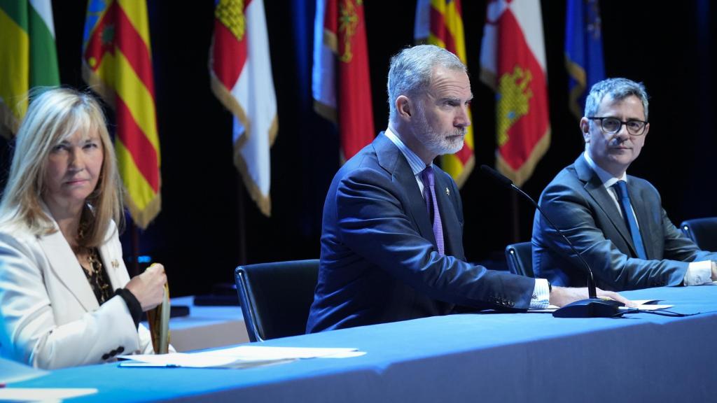 La presidenta del CGPJ, Isabel Perelló, Felipe VI y el ministro Félix Bolaños, el martes en Barcelona, en la entrega de despachos a los nuevos jueces.