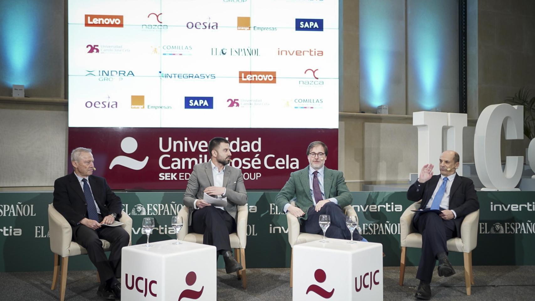 De izquierda a derecha: Manuel de la Cámara Hermoso, embajador de España y miembro de EuroDefense; Gastón Trelles, redactor de EL ESPAÑOL;  Emilio Sáenz-Francés, codirector de la Cátedra de Estudios sobre Autonomía estratégica de la Universidad Pontificia de Comillas y Juan Ángel López Díaz, coronel de Infantería de Marina y miembro de EuroDefense España