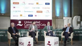 De izquierda a derecha: Manuel de la Cámara Hermoso, embajador de España y miembro de EuroDefense; Gastón Trelles, redactor de EL ESPAÑOL;  Emilio Sáenz-Francés, codirector de la Cátedra de Estudios sobre Autonomía estratégica de la Universidad Pontificia de Comillas y Juan Ángel López Díaz, coronel de Infantería de Marina y miembro de EuroDefense España