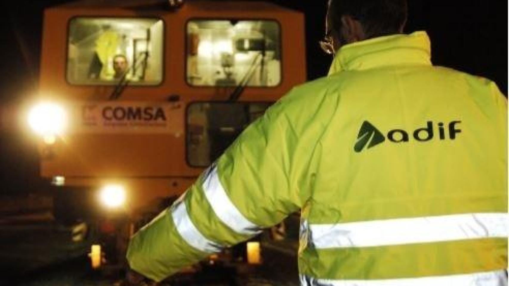 Adif realiza trabajos de mantenimiento nocturno en la línea de cercanías C-5 de Madrid, en una imagen de archivo.