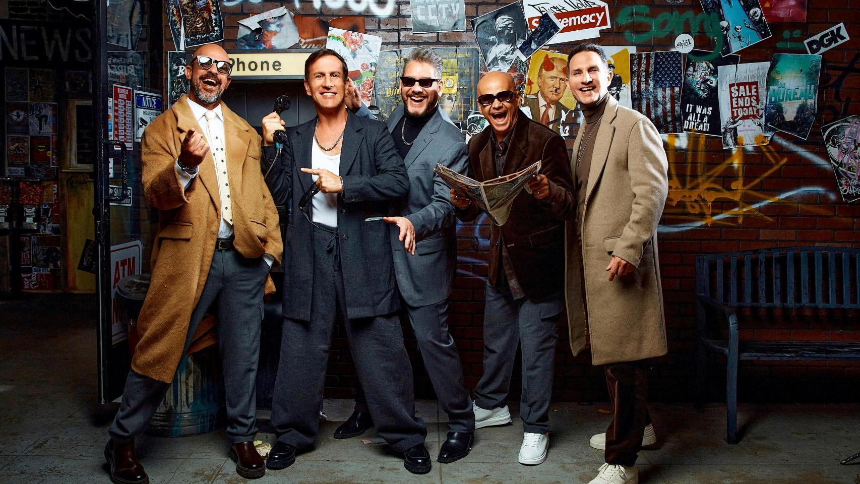 La boyband Magneto posando en una foto