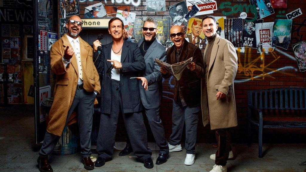 La boyband Magneto posando en una foto