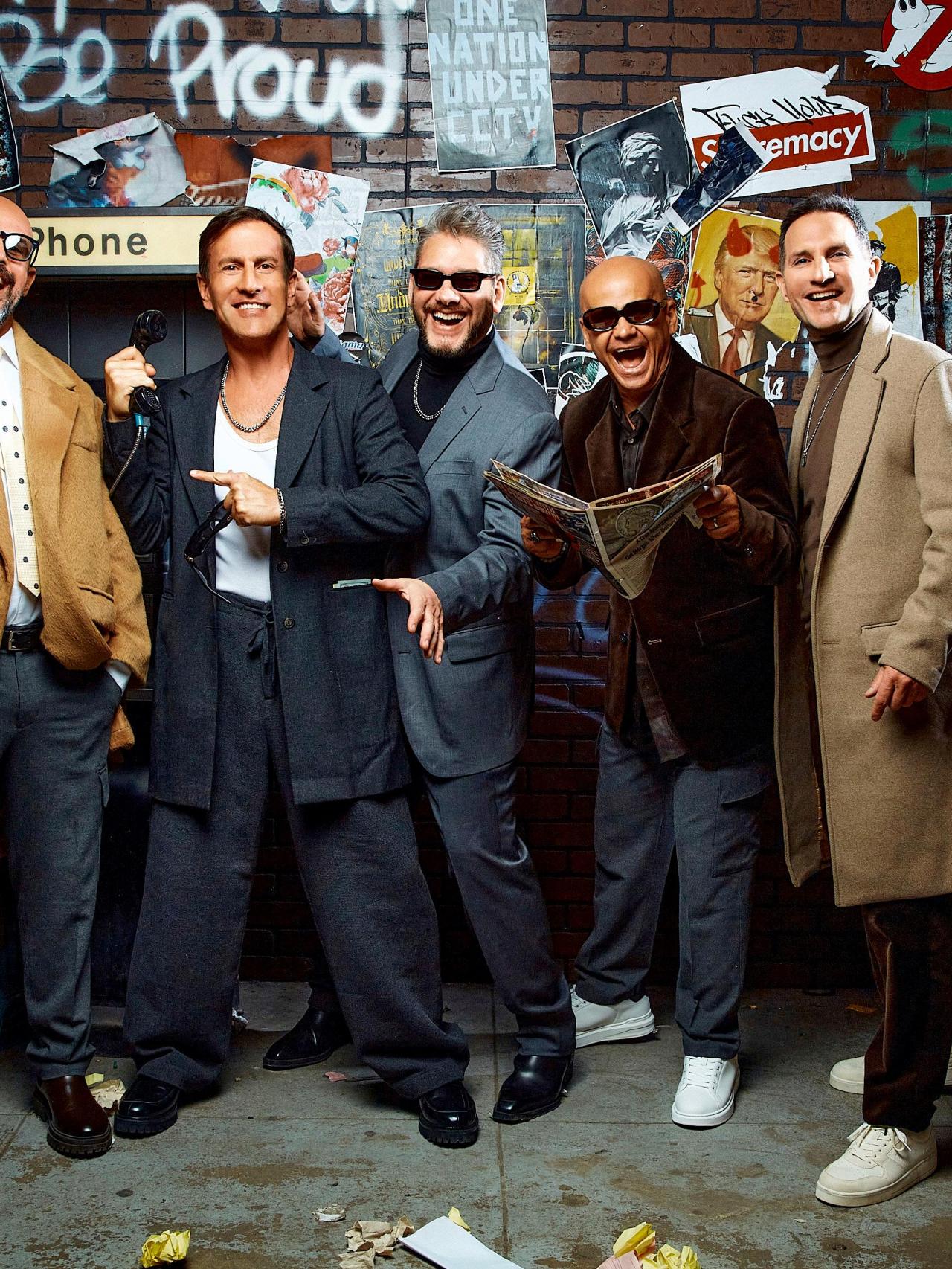 La boyband Magneto posando en una foto