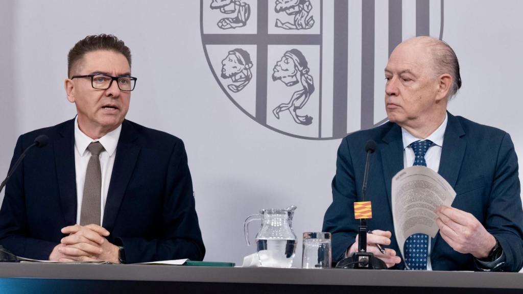 El director general de Relaciones Institucionales, Miguel Ángel Lafuente, y el director gerente de AST, Ángel Sanz, explican el operativo electoral desplegado para las elecciones autonómicas de este domingo 8 de febrero.