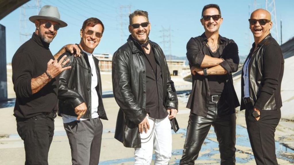 La boyband Magneto en un posado de grupo