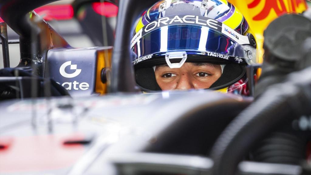 Isack Hadjar, en el garaje de Red Bull.