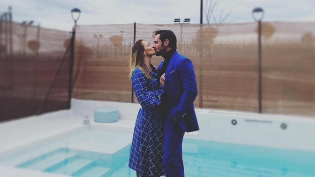 David Bustamante y su pareja, Yana Olina, en la piscina de casa