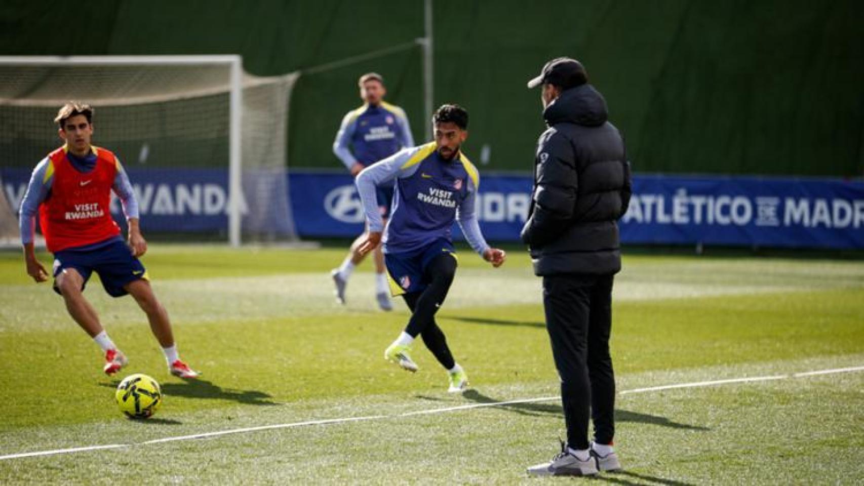 Simeone dirige un entrenamiento del Atlético de Madrid en Majadahonda.