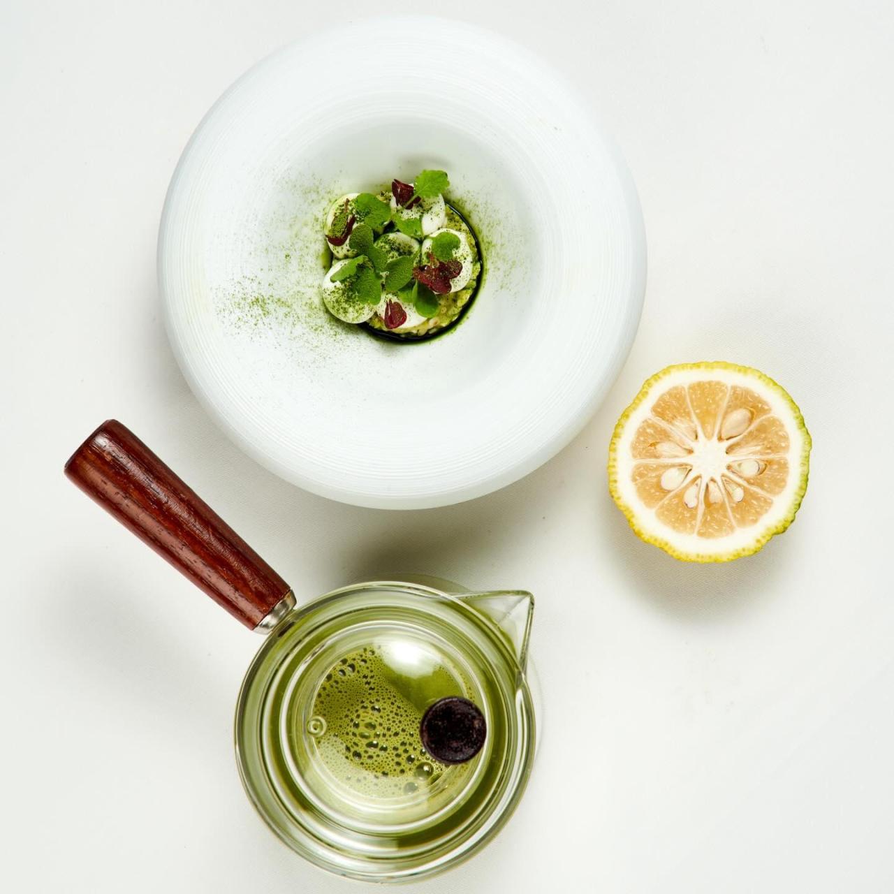 Ensalada de hierbas ácidas con cangrejo de río y licuado de hortalizas.