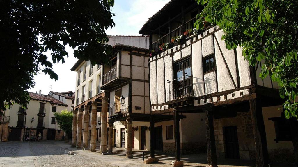 Una de las calles de Covarrubias.