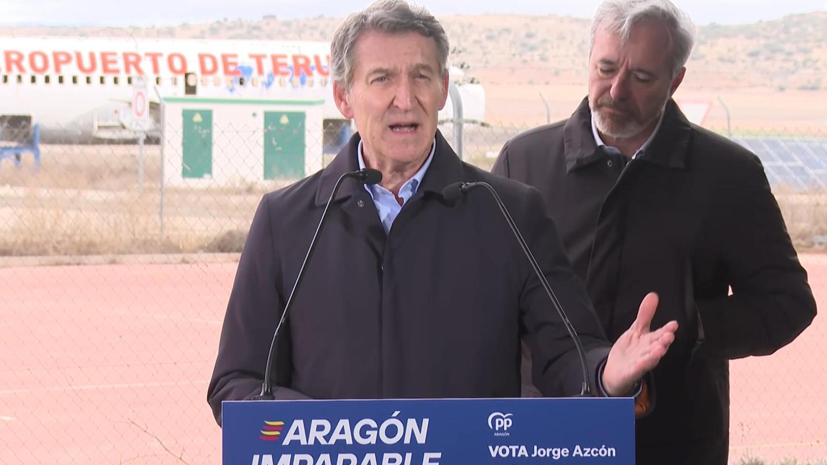 Feijóo, este martes en el aeropuerto de Teruel con Jorge Azcón.