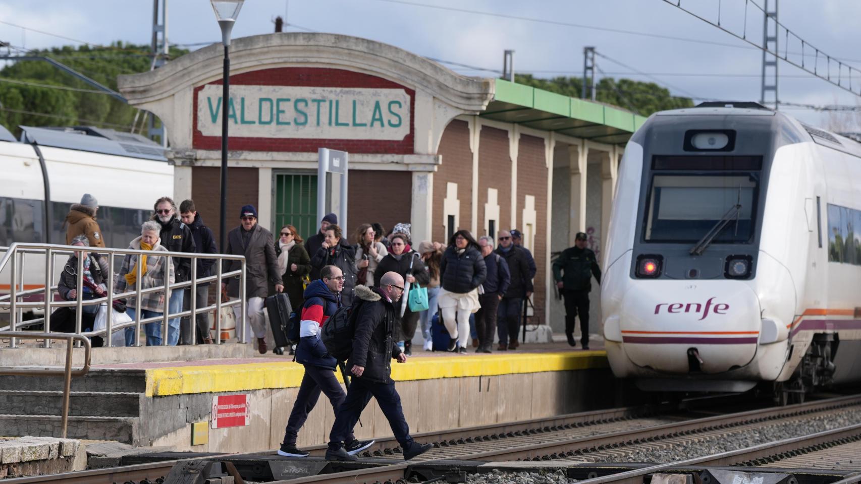 El tren prosiguió su marcha hasta quedar estacionado en el apeadero Valdestillas, desde donde los viajeros afectados fueron trasladados a Valladolid en autobús.