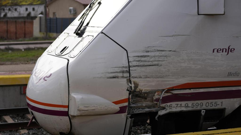 Así quedó el tren tras el golpe con el camión