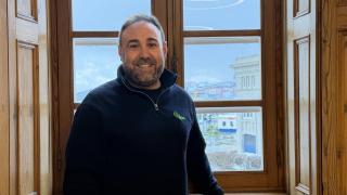 Diego posa en la sede de la AECC.