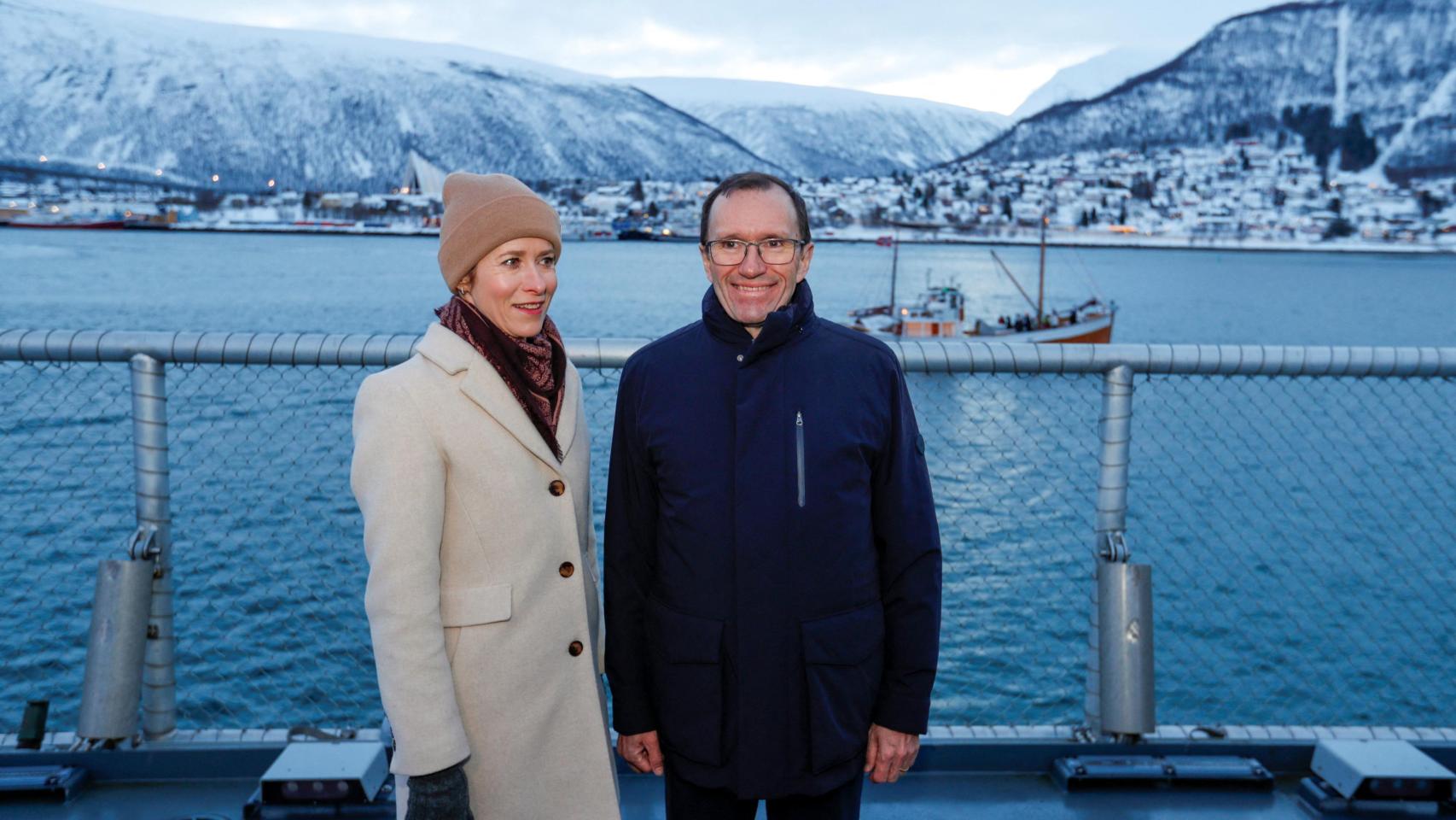 La alta representante de la Unión Europea para Asuntos Exteriores y Política de Seguridad y vicepresidenta de la Comisión Europea, Kaja Kallas, y el ministro de Asuntos Exteriores noruego, Espen Barth Eide, visitan este martes el buque guardacostas KV Bjoernoeya en Tromsoe, Noruega.