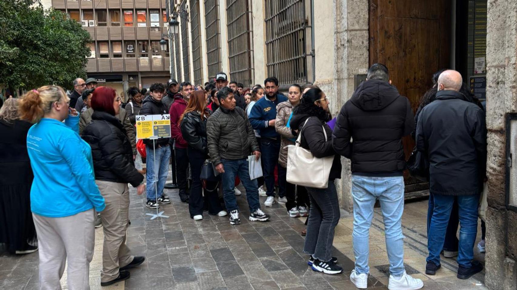 El anuncio de regularización de inmigrantes provoca colas en el Padrón de Valencia.