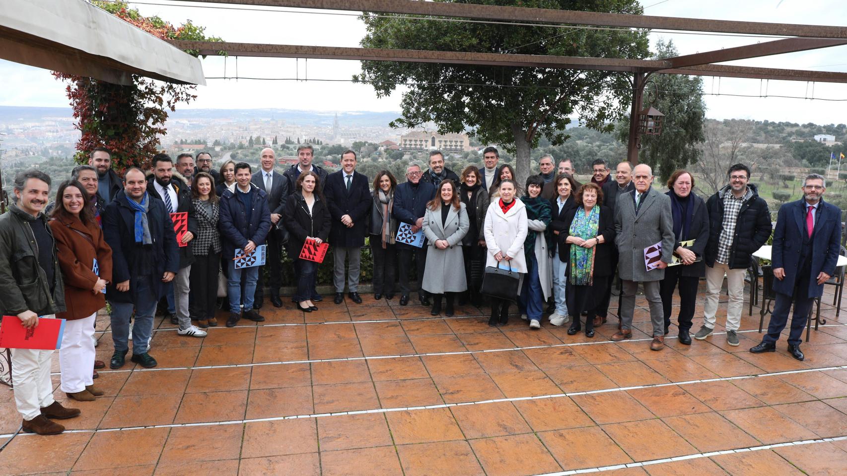 Encuentro del alcalde de Toledo, Carlos Velázquez, con los medios de comunicación, junto a integrantes de la candidatura como Tomás Alía, Jesús Carrobles y Emilio Martínez.