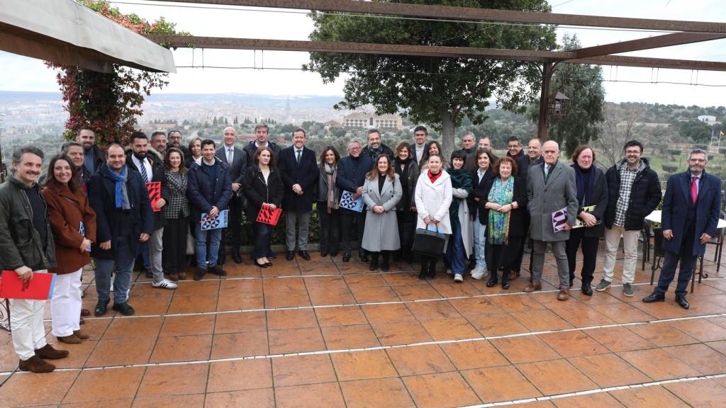 Encuentro del alcalde de Toledo, Carlos Velázquez, con los medios de comunicación, junto a integrantes de la candidatura como Tomás Alía, Jesús Carrobles y Emilio Martínez.