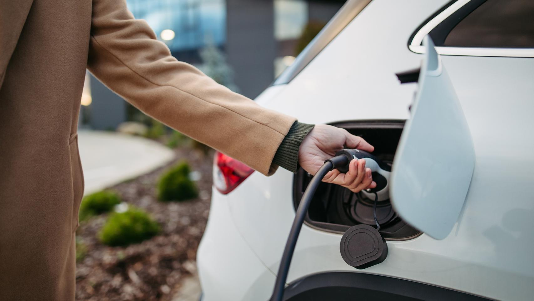 Una persona cargando su vehículo.