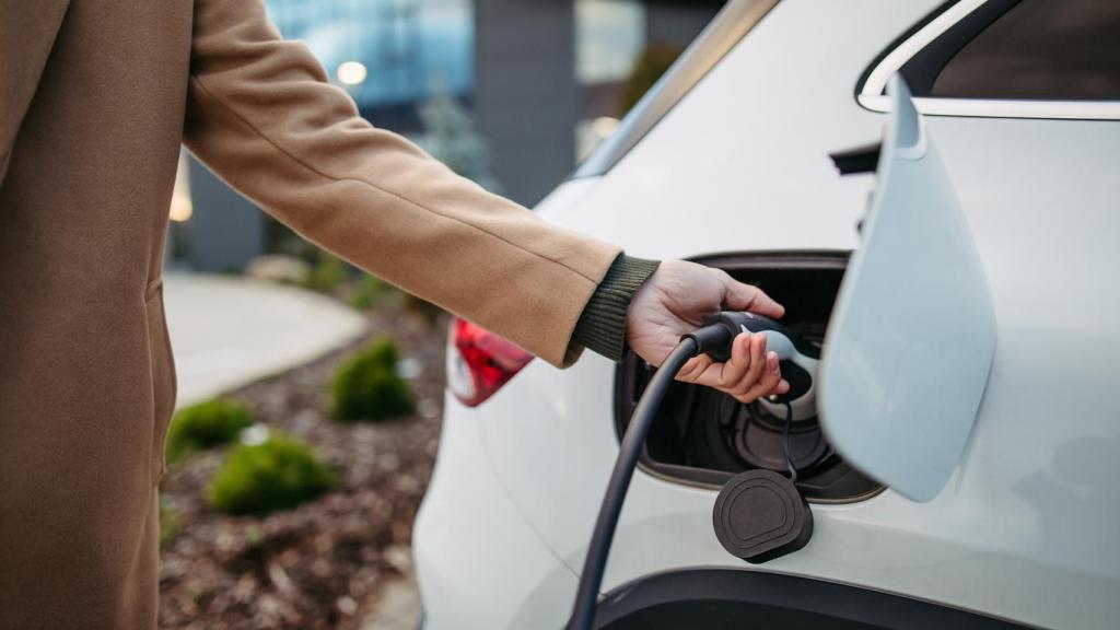 Una persona cargando su vehículo.