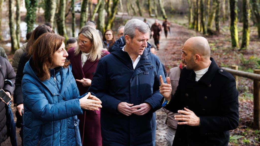 El presidente de la Xunta, Alfonso Rueda, acompañado de la conselleira de Medio Ambiente e Cambio Climático, Ángeles Vázquez, y el alcalde de O Porriño, Alejandro Lorenzo Alonso