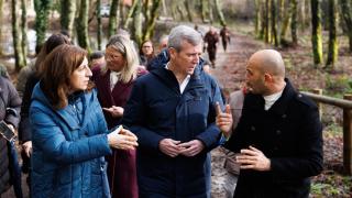 El presidente de la Xunta, Alfonso Rueda, acompañado de la conselleira de Medio Ambiente e Cambio Climático, Ángeles Vázquez, y el alcalde de O Porriño, Alejandro Lorenzo Alonso