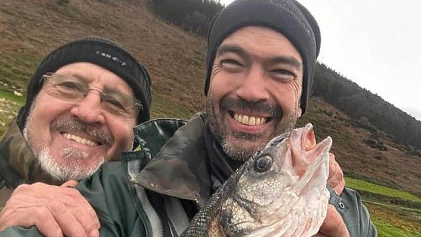 Javier, a la izquierda, y su hijo a la derecha, en un día de pesca.