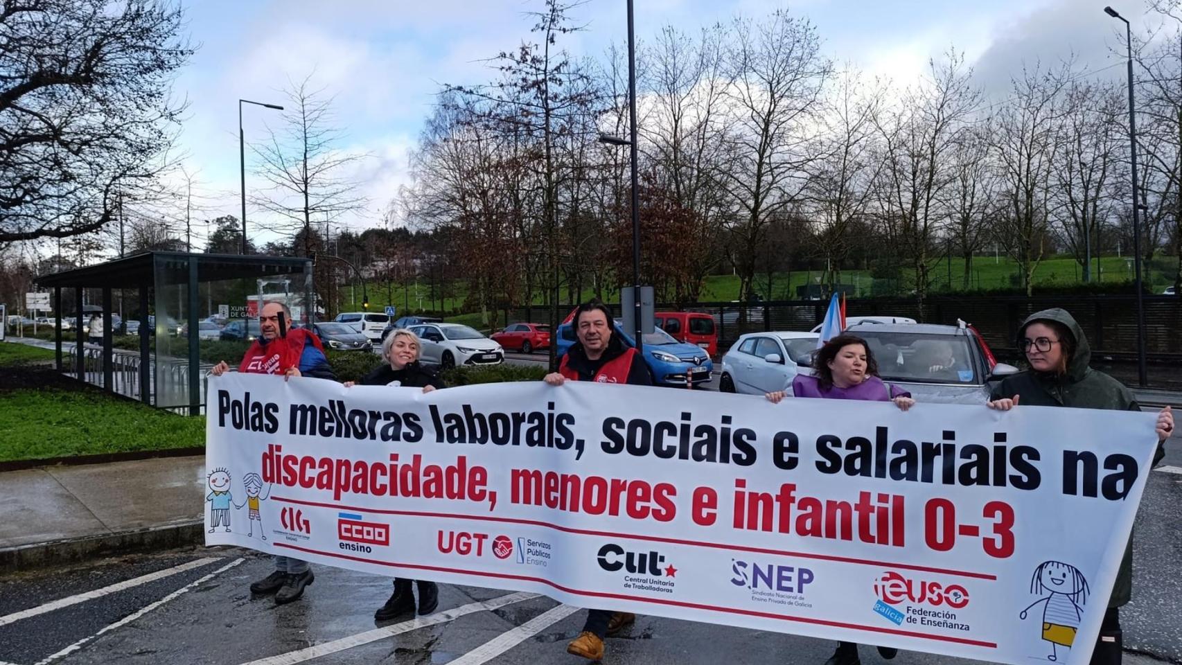 Una caravana de coches denuncia en Santiago la “precariedad” del sector cuidados