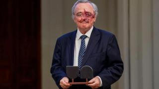 El bioquímico Mariano Barbacid tras recibir un galardón en de los Premios Valor Añadido de la Fundación BBVA, en Madrid.