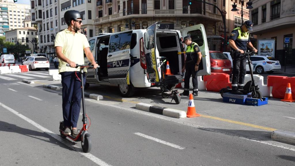 Una persona en patinete en Valencia. EE