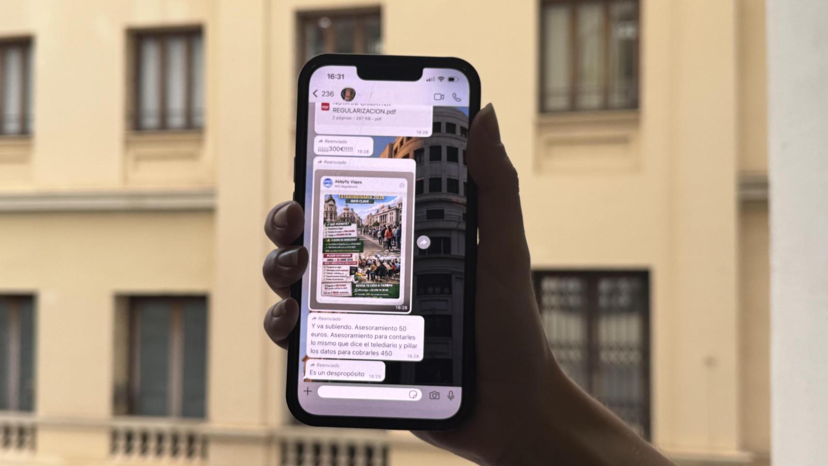 Mensajes de presuntas estafas a inmigrantes para regularizarlos en Valencia. EE