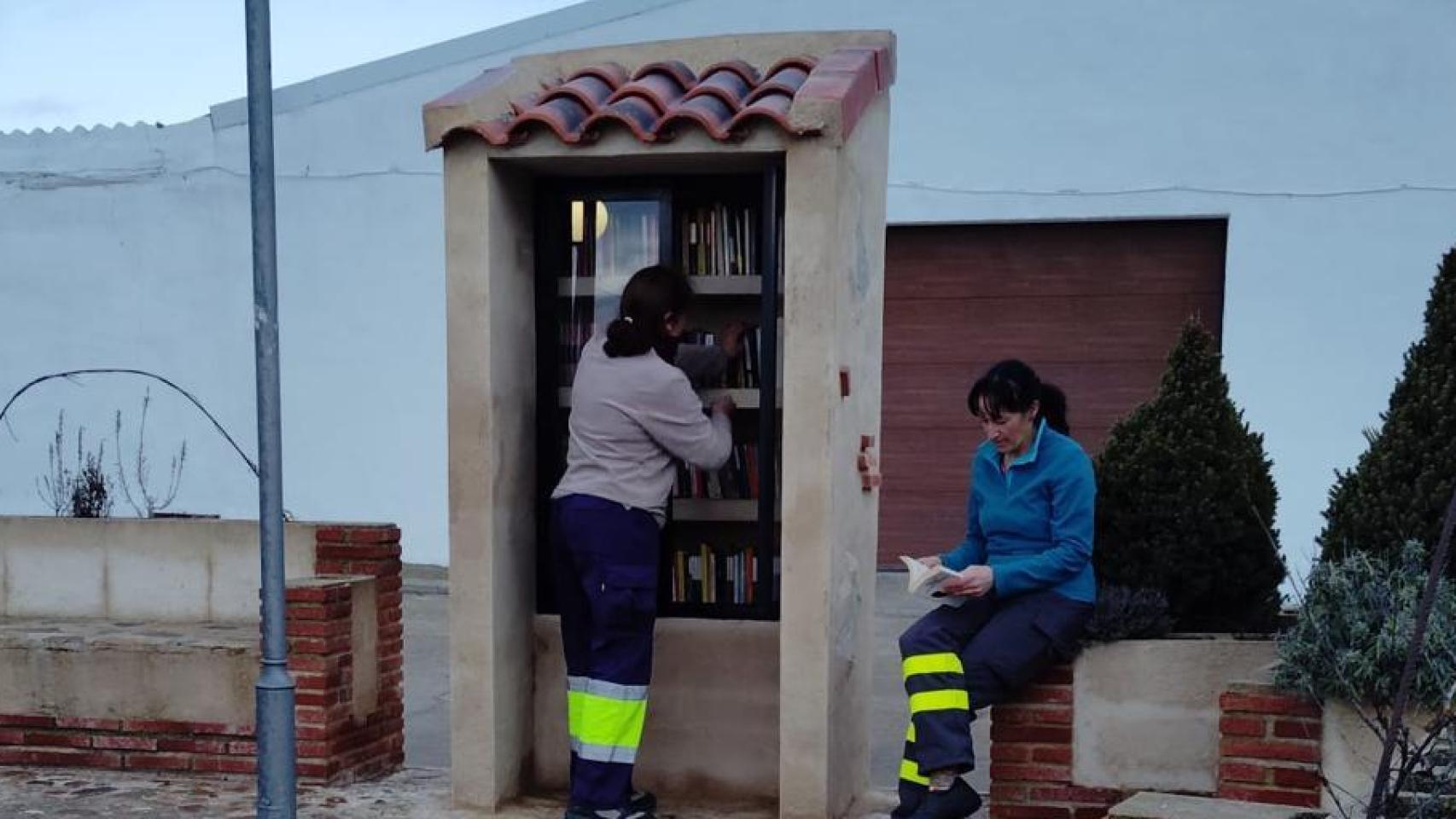 Dos vecinas de Bobadilla del Campo comparten lectura en una de las plazas del pueblo