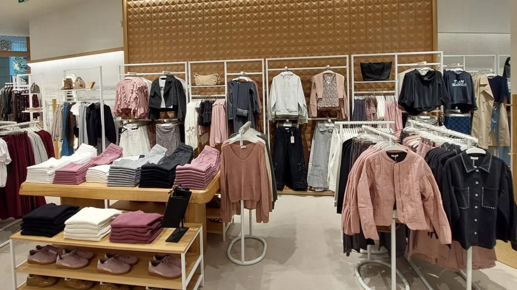 Abre en un centro comercial de Toledo una tienda de ropa para ...
