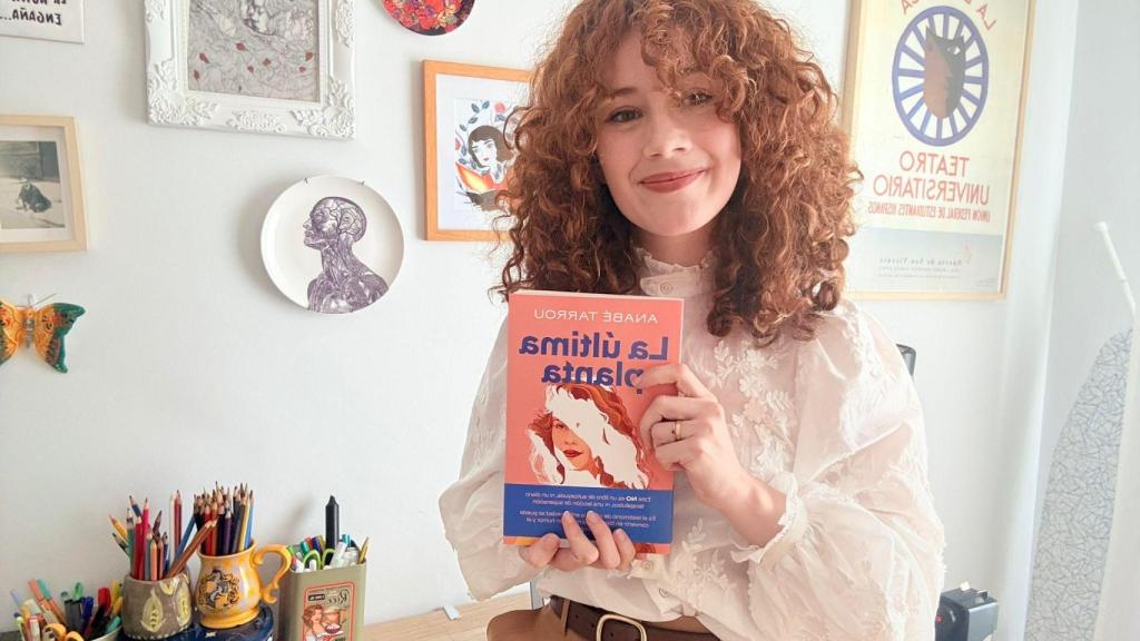 Anabé Tarrou posa con su libro.