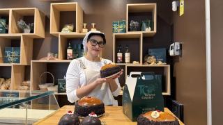 Una de las dependientas de la pastelería.